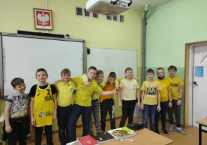 Zdjęcie przedstawia uczniów kl. 4 a prezentujących się w żółtych strojach.